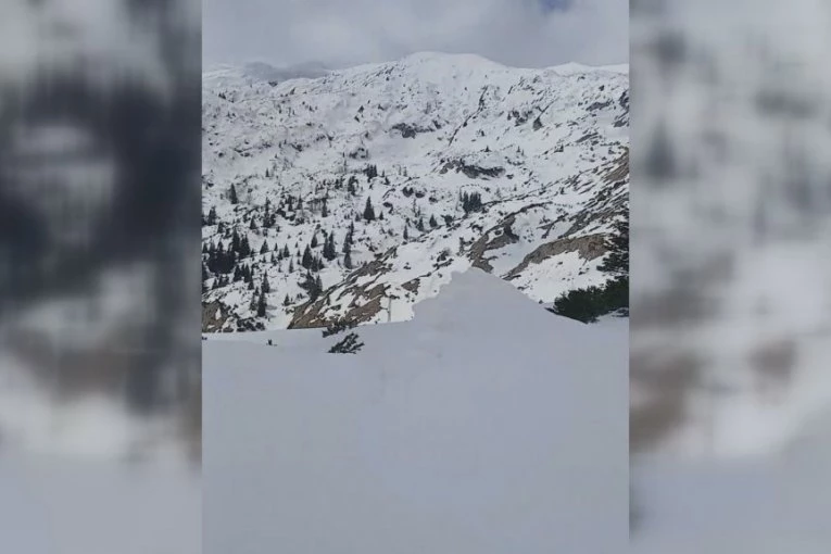 OPSADNO STANJE U MALOJ CRNOJ GORI! Sneg blokirao prilaz selu, meštani odsečeni od sveta: Pogledajte neverovatan snimak (VIDEO)