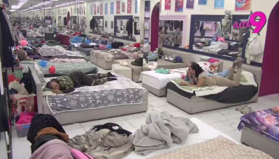 UZBUNA ZBOG ONOGA ŠTO JE ASMIN URADIO MAJI POD POKRIVAČEM! Učesnici potpuno unezvereni, da li je ovo realno?!