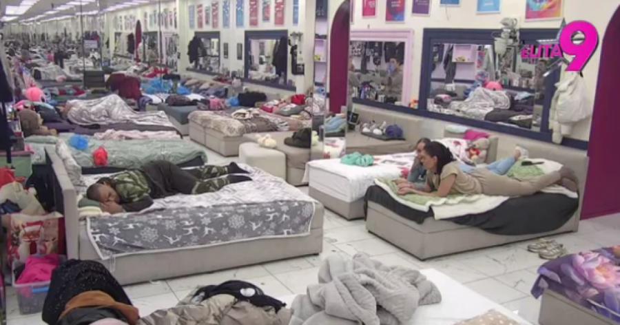 UZBUNA ZBOG ONOGA ŠTO JE ASMIN URADIO MAJI POD POKRIVAČEM! Učesnici potpuno unezvereni, da li je ovo realno?!