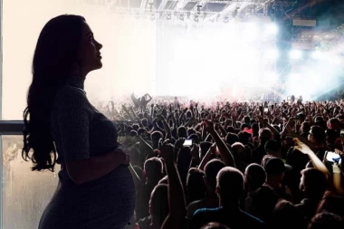 PEVAČICA IZGUBILA BEBU PRED NASTUP! Pevala mučnih 45 minuta, pa povraćala na parkingu tad!