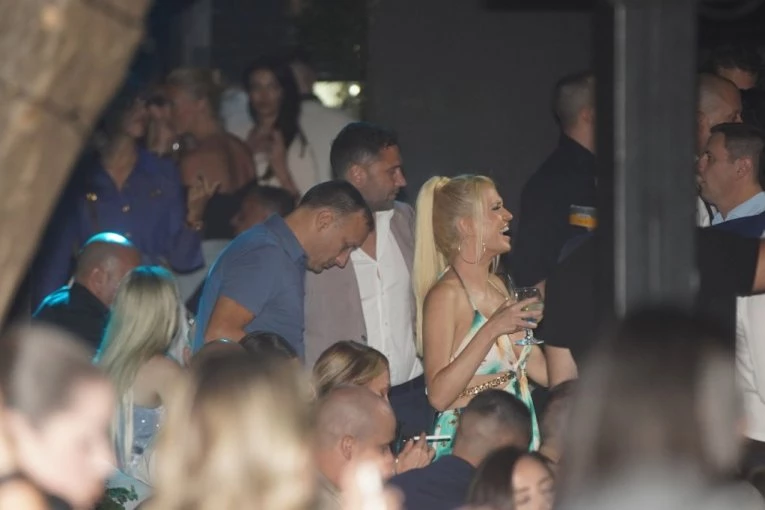 OVO JE NOVA DEVOJKA DUŠKA TOŠIĆA! Fatalna plavuša iza sebe ima BRAK i DVOJE DECE, a evo čime ga je OSVOJILA!