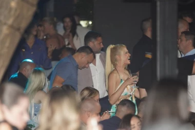 OVO JE NOVA DEVOJKA DUŠKA TOŠIĆA! Fatalna plavuša iza sebe ima BRAK i DVOJE DECE, a evo ČIME GA JE OSVOJILA!