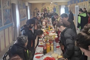 VASKRŠNJI RUČAK ZA BESKUĆNIKE: Dirljiv gest Eparhije Bačke - trpeza koja vraća dostojanstvo i ime čoveku (FOTO)