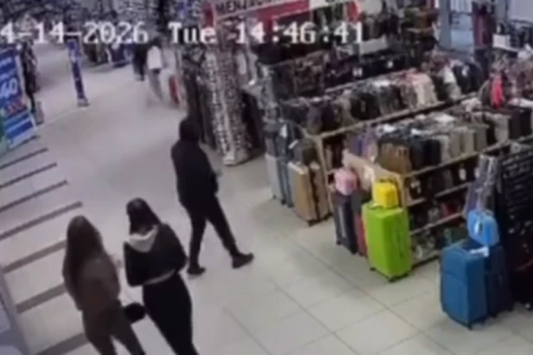 NEVEROVATNO KAKO JE RADNIK ODREAGOVAO I ODBRANIO SE! Pogledajte dramatičan snimak pokušaja pljačke u prodavnici u Zemunu - LOPOV BEŽI KOLIKO GA NOGE NOSE! (VIDEO)