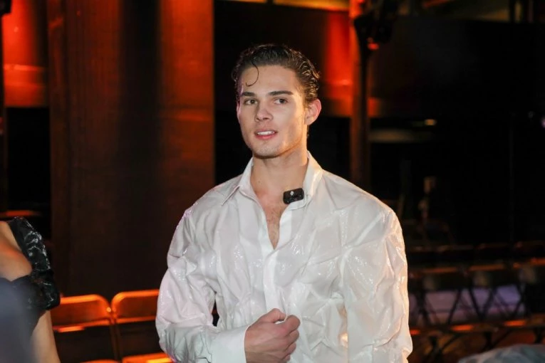 JEZIV SNIMAK! Influenser se PREDOZIRAO tokom prenosa uživo! (UZNEMIRUJUĆI VIDEO)