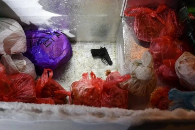 Razbijena zelenaška mreža u Ulcinju: Trojica uhapšena, zaplenjeni pištolj, vozila i oružje