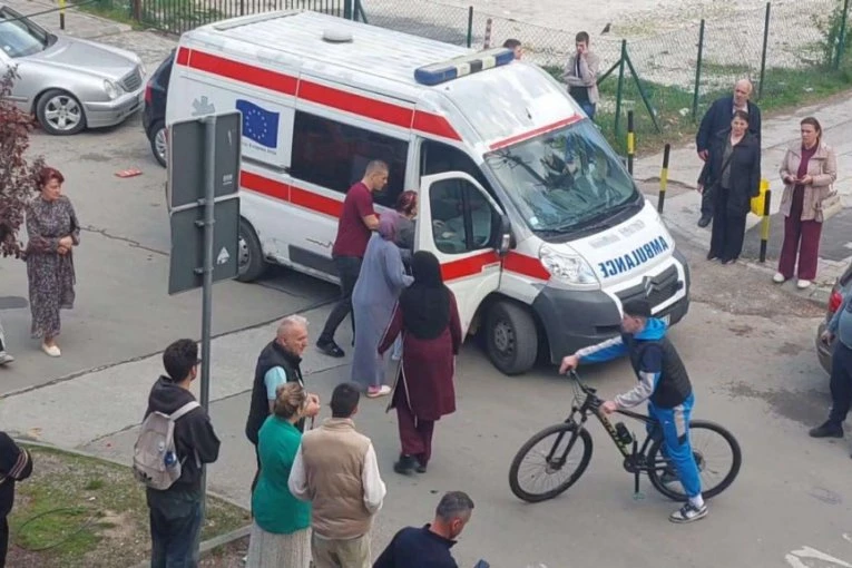 UŽAS U NOVOM PAZARU! Žena pala sa terase - STROPOŠTALA SE KOMŠIJI NA BALKON TRI SPRATA NIŽE! (FOTO)