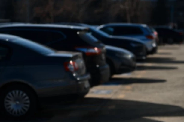 DA LI SE MOGU PRODAVATI PARKING-MESTA ISPRED ZGRADE I KAKAV ONA IMAJU PRAVNI STATUS? Zakon je po ovom pitanju i više nego jasan