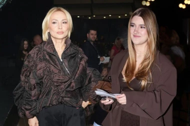 SLIKA NA KOJOJ ĆERKA GOCE TRŽAN RADI OVO S DEČKOM SRUŠILA INTERNET! Dekolte do pupka otkrio sve! (FOTO)