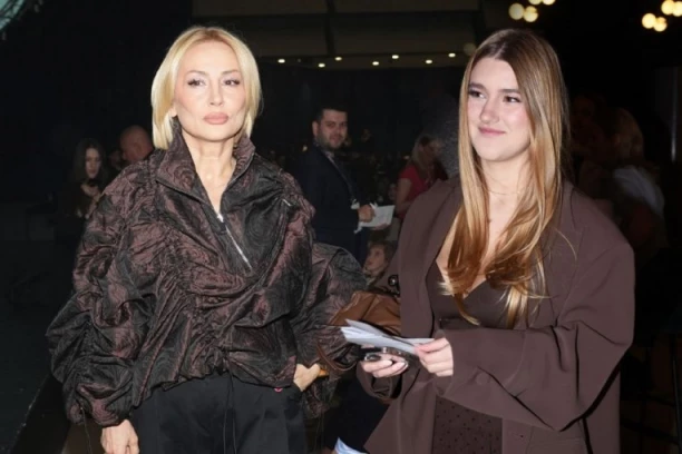 SLIKA NA KOJOJ ĆERKA GOCE TRŽAN RADI OVO S DEČKOM SRUŠILA INTERNET! Dekolte do pupka otkrio sve! (FOTO)