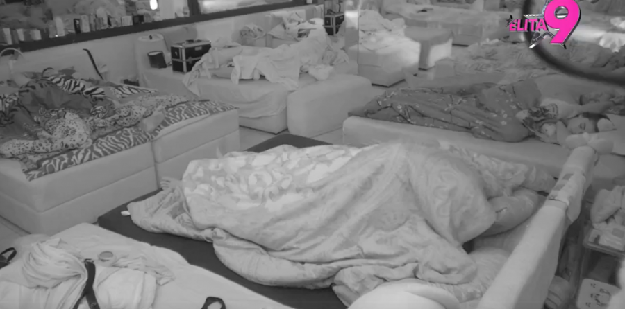 NAJBRUTALNIJA VRELA AKCIJA U "ELITI 9" ! Maja je jedva disala dok joj Asmin raznosi silikone - SKLIZNUO I POKRIVAČ! (VIDEO)