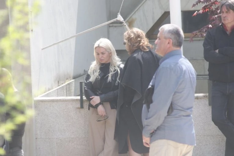 DŽIDŽA U JAVNOSTI POSLE GUBITKA BEBE! Stigla na sahranu Ljiljane Marković - slomljena od tuge, u rukama nosi ovaj cvet(FOTO)