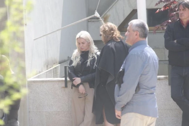 DŽIDŽA U JAVNOSTI POSLE GUBITKA BEBE! Stigla na sahranu Ljiljane Marković - slomljena od tuge, u rukama nosi ovaj cvet(FOTO)