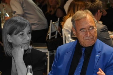 TUGA ODJEKUJE LEŠĆEM NA SAHRANI SUPRUGE ČEDE MARKOVIĆA: Estrada se u suzama oprašta od voljene Ljilje!