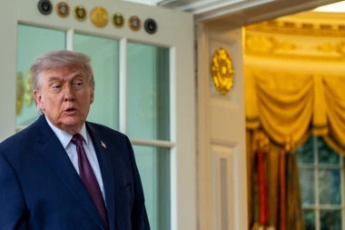 TRAMP BESNEO U HODNIKU, A GENERALI MU ZALUPILI VRATA! Tajna operacija u pustinji zamalo propala: ISPLIVALE TAJNE IZ ZABRANJENE SOBE!