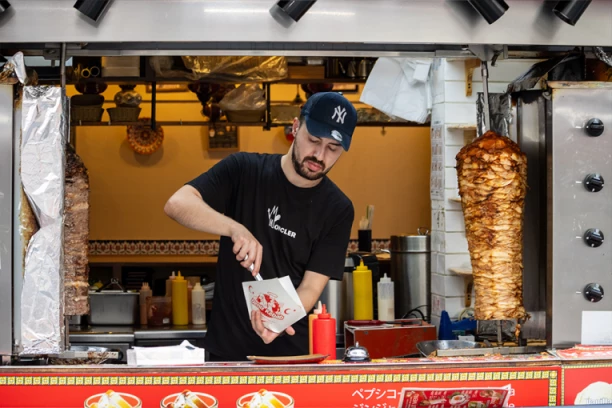 SKANDAL NA POPULARNOJ TURISTIČKOJ DESTINACIJI: Turista platio kebab skoro 1.500 EVRA! Prevaranti vrebaju goste, OBIČAN KUKURUZ NAPLATILI 3.000 EVRA!