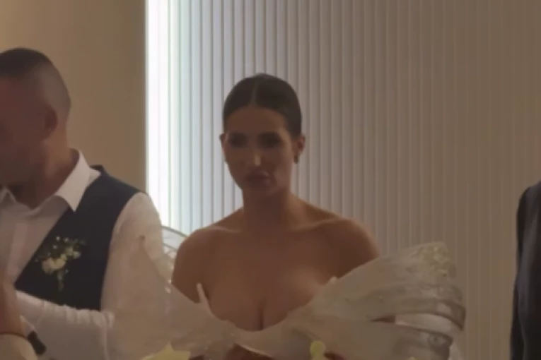 UDALA SE PEVAČICA JELENA! Na gala slavlju sam krem estrade, naša najlepša glumica ODRŽALA EMITIVAN GOVOR! (GALERIJA)