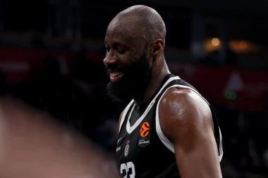 CRNO-BELI GA ZADRŽAVAJU? Džekiri posle meča nagovestio ostanak