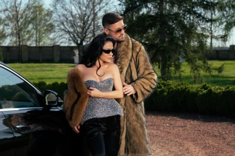 "VOLIŠ SAMO PARE" MC Stojan pravo sa Kipra došao u DVORAC i sastao se sa Aleksandrom Mladenović! (VIDEO)