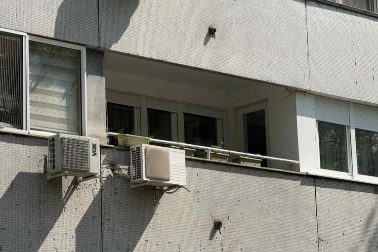 U OVOJ ZGRADI JE BULAT NAPAO SUPRUGU MARIJU: Pogledajte šta smo zatekli ispred STANA pevača, komšije IZBEZUMLJENE! (VIDEO)