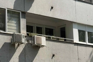 U OVOJ ZGRADI JE BULAT NAPAO SUPRUGU MARIJU: Pogledajte šta smo zatekli ispred STANA pevača, komšije IZBEZUMLJENE! (VIDEO)