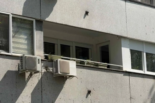 U OVOJ ZGRADI JE BULAT NAPAO SUPRUGU MARIJU: Pogledajte šta smo zatekli ispred STANA pevača, komšije IZBEZUMLJENE! (VIDEO)