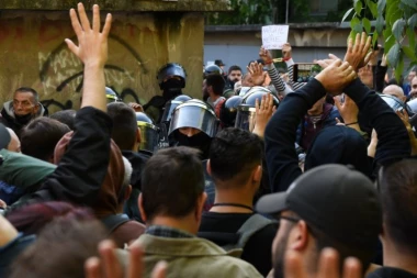 DESETAK BLOKADERA STOPIRALO CEO NOVI SAD! Građani besni: Ovome mora da se stane na put više! (VIDEO)