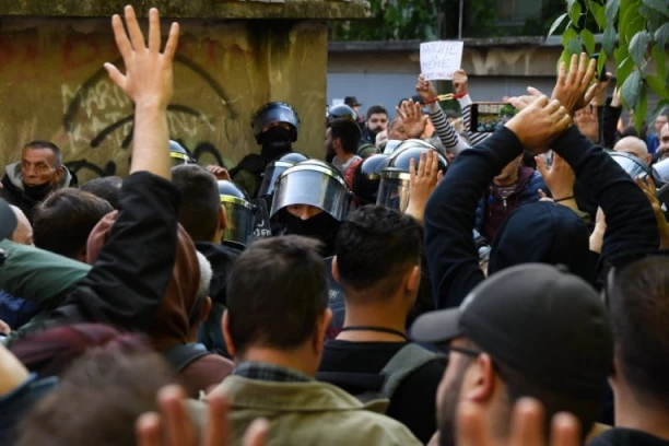 DESETAK BLOKADERA STOPIRALO CEO NOVI SAD! Građani besni: Ovome mora da se stane na put više! (VIDEO)