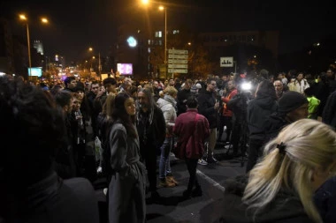 Blokaderi u panici! U strahu od izbora poručuju: Mi smo bogati, idemo na odmore u julu, Vučićevi birači su siromašiji (VIDEO)