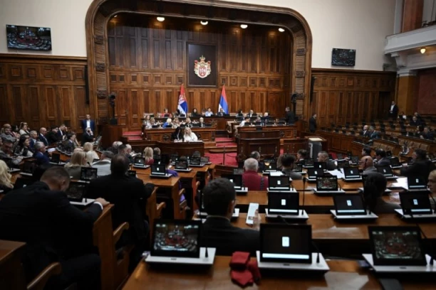 TENZIJA U SKUPŠTINI NE JENJAVA! Opozicija na nogama - Pavle Grbović vodio glavnu reč, a onda je dobio brutalan odgovor ministarke!