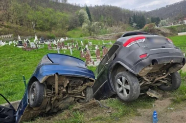 SILOVIT SUDAR NA PUTU BIJELO POLJE! Od siline udara oba vozila sletela u kanal, vatrogasci izvlačili povređenog! (FOTO)