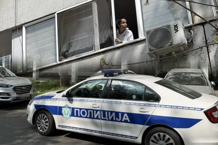 MARIJA BULAT NAKON PORODIČNE DRAME U STANU ZAVRŠILA NA PROZORU, EVO U KAKVOM JE STANJU! Jezive scene drmaju komšiluk pevača! (GALERIJA)