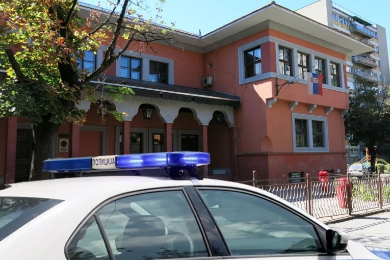 PRETNJE UČENIKA PRIJVLJENE POLICIJI! Ministarstvo hitno uputilo prosvetnu inspekciju u OŠ "Dimitrije Davidović" u Smederevu nakon što je OSMOGODIŠNJAK rekao da će doneti nož i IZBOSTI decu!