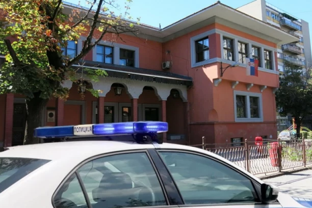 PRETNJE UČENIKA PRIJVLJENE POLICIJI! Ministarstvo hitno uputilo prosvetnu inspekciju u OŠ "Dimitrije Davidović" u Smederevu nakon što je OSMOGODIŠNJAK rekao da će doneti nož i IZBOSTI decu!