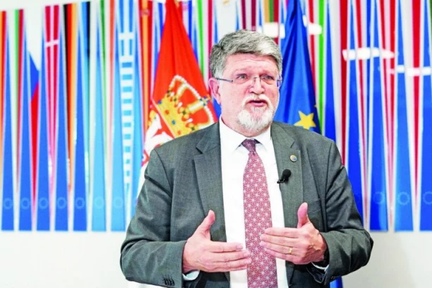 NJEMU JE RUŠENJE SRBIJE JE NJEGOV JEDINI ZADATAK! Picula ćuti kad u Zagrebu maltretriraju ženu zbog Tompsona - Snimak hapšenja zapalio mreže! (VIDEO)