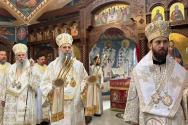 PRAZNIČNO SABRANJE U SVETINJI NADOMAK BEOGRADA: Patrijarh Porfirije osvetio paraklis i konak u manastiru Mislođin