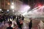 "ŽURKA" NA TRGU: Veliki sukob policije i demonstranata, leteli SUZAVCI I KAMENICE! Opozicija tražila pomoć lekara (FOTO, VIDEO)