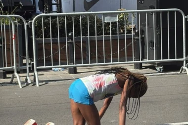 ŠOKANTNE SCENE U BEOGRADU: Oborila rekord polumaratona, pa se ispovraćala i srušila! (VIDEO)