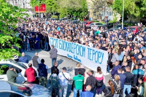 ORGANIZOVAN PROTEST ISPRED POLICIJSKE STANICE U NOVOM SADU! Nedopustivo je ono što ste uradili MIRKU - građani svim srcem uz nedužnog čoveka! (FOTO)