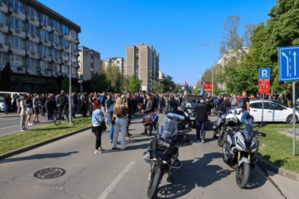 POTPUNI HAOS U SRCU EVROPE! Okršaji buknuli zbog reforme obrazovanja - policija na UDARU besa demonstranata! (VIDEO)