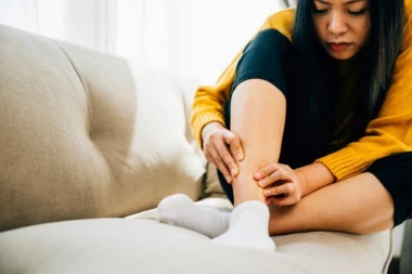 Primećujete TRAGOVE ČARAPA na nogama? Evo kada je to znak ozbiljnog zdravstvenog problema