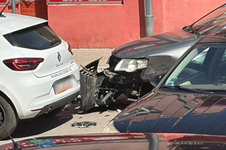 ŽESTOK UDES U SMEDEREVU! Izlazio i sporedne ulice pa se zakucao u automobil! (FOTO)