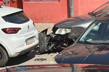 ŽESTOK UDES U SMEDEREVU! Izlazio i sporedne ulice pa se zakucao u automobil! (FOTO)