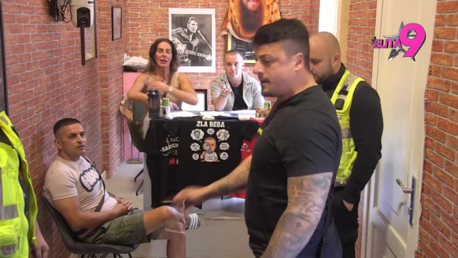 SKANDAL! SVE VREME KRIJE DA JE UDATA ZA DEDU?! Informacije iz prošlosti starlete stigle u "Elitu", OBEZBEĐENJE JEDVA OBUZDALO POMAHNITALE TAKIČARE!