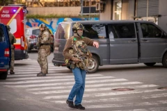 NEPOZNATI NAPADAČ OTVORIO VATRU NA PROLAZNIKE! Ima MRTVIH i povređenih: Krvavi pir nastavljen u supermarketu (FOTO, VIDEO)