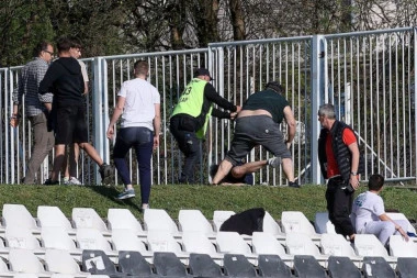 HAOS NA BANOVOM BRDU! Izbila tuča na trbini, IGRAČ PRESKOČIO OGRADU! (FOTO)