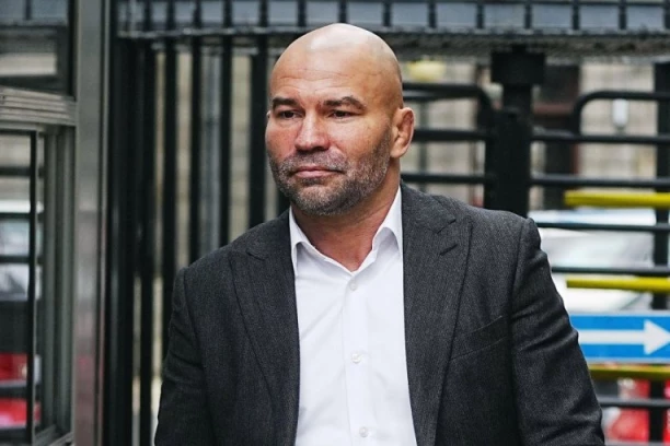 ČUVENA SVETSKA ZVEZDA PREŠLA U PRAVOSLAVLJE: Objave Konora Mekgregora sa ruskim sveštenikom i molitva pred Bogorodicom podigle buru širom sveta