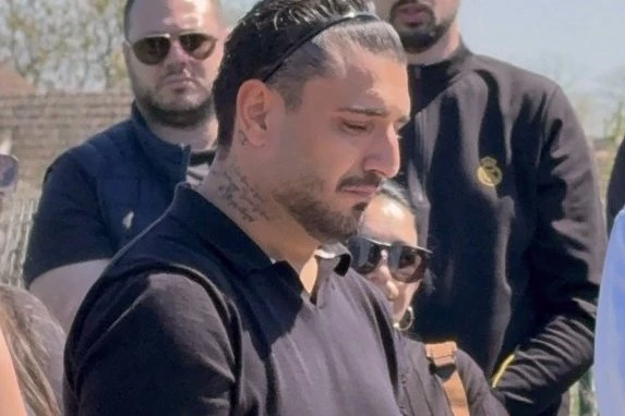 DARKA LAZIĆA NE ISPUŠTAJU IZ VIDA NAKON SMRTI ROĐENOG BRATA! Evo u kakvom je stanju pevač posle tragedije!