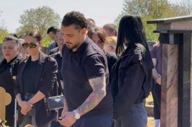 ODRŽANO OPELO DRAGANU LAZIĆU, UDOVICA JEDVA STOJI! Razarajuće scene na groblju u Brestaču, ovaj prizor ježi do kostiju!