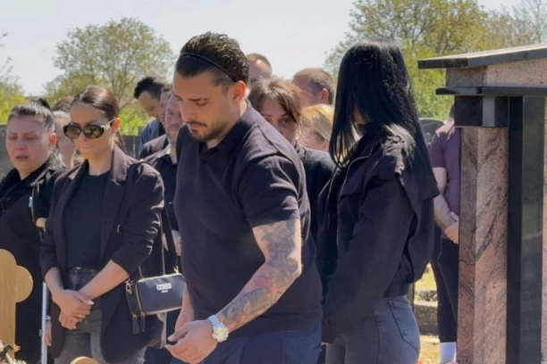 ODRŽANO OPELO DRAGANU LAZIĆU, UDOVICA JEDVA STOJI! Razarajuće scene na groblju u Brestaču, ovaj prizor ježi do kostiju!